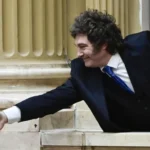 Milei sigue acumulando viajes al exterior mientras recortes sociales golpean a argentinos