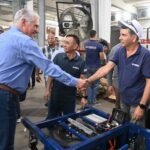 Cuba apuesta a la movilidad eléctrica: Díaz-Canel recorrió una empresa de vehículos en medio del bloqueo y la crisis energética
